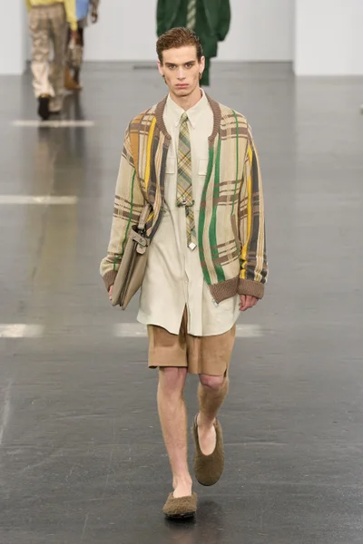 Look 18